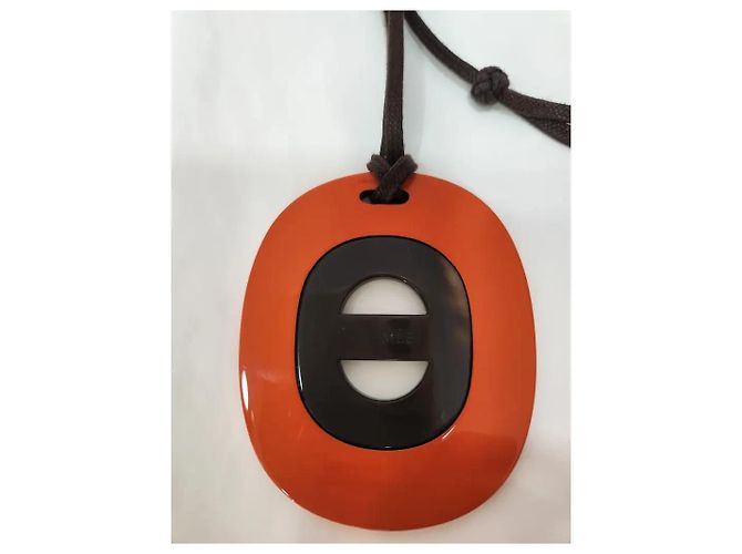 Colar com pingente Hermès em resina laranja e preto - vista 4