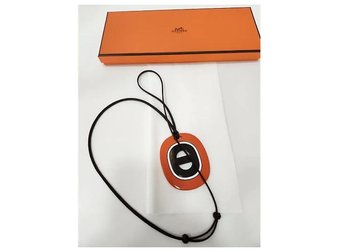 Colar com pingente Hermès em resina laranja e preto - vista 5