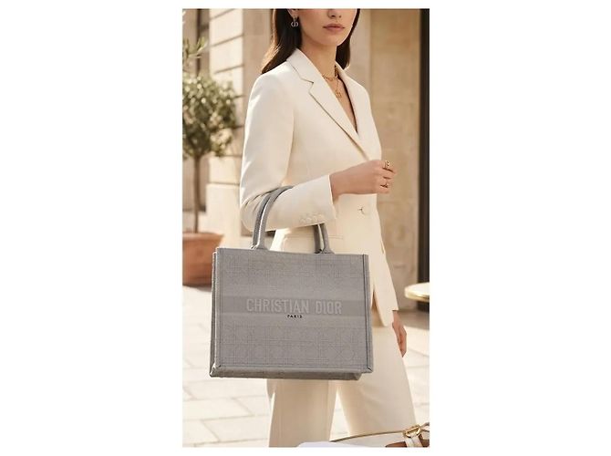 Christian Dior Book Tote Small in Tela Ricamata Cannage Grigio - vista 2