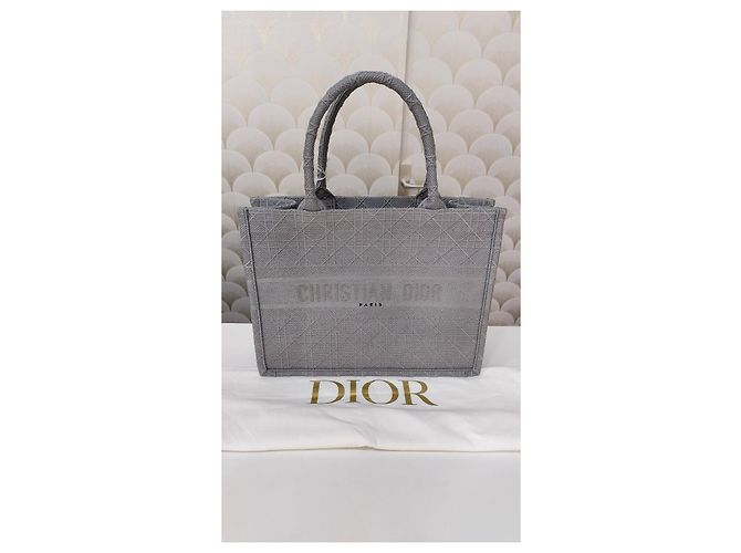 Christian Dior Book Tote Small in Tela Ricamata Cannage Grigio - vista 3