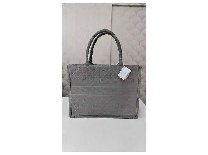 Christian Dior Book Tote Small in Tela Ricamata Cannage Grigio - vista 4