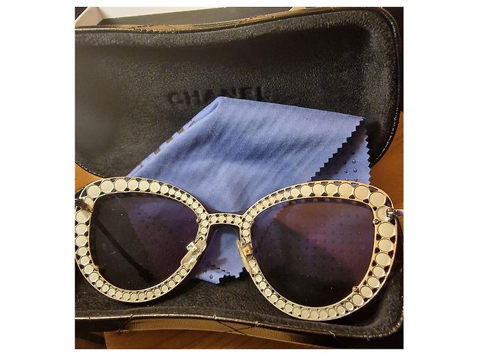 Chanel Sonnenbrille mit Perlenbesatz Weiß Lila Metallisch - Ansicht 6