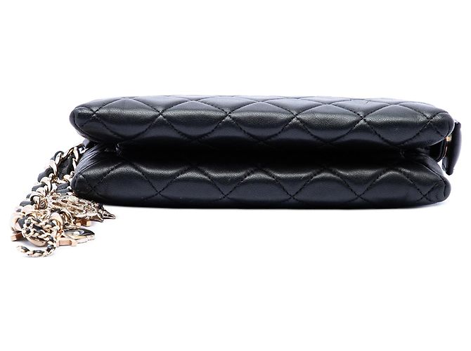 Chanel Black CC Quilted Lambskin Coco Charms Chain Wristlet Pouch Nero - vista 3