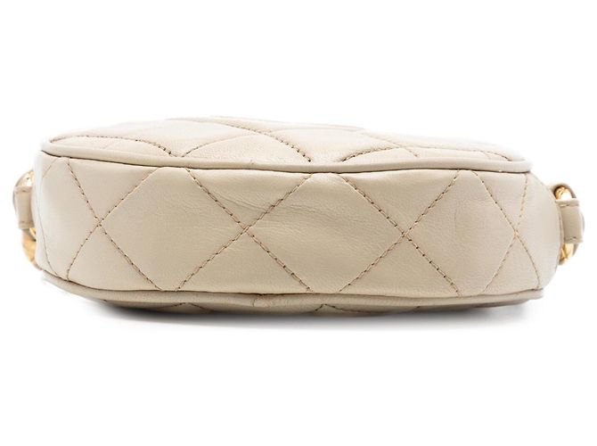 Chanel Borsa a tracolla rotonda in agnello trapuntato CC marrone con nappa Beige - vista 3
