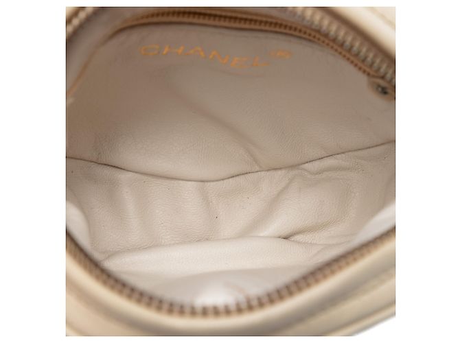 Chanel Borsa a tracolla rotonda in agnello trapuntato CC marrone con nappa Beige - vista 4