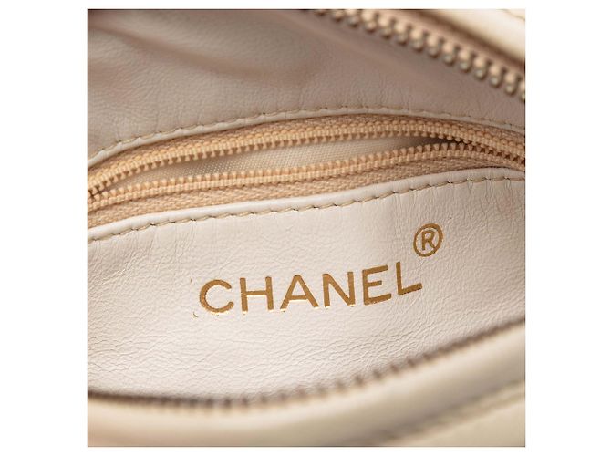 Chanel Borsa a tracolla rotonda in agnello trapuntato CC marrone con nappa Beige - vista 5