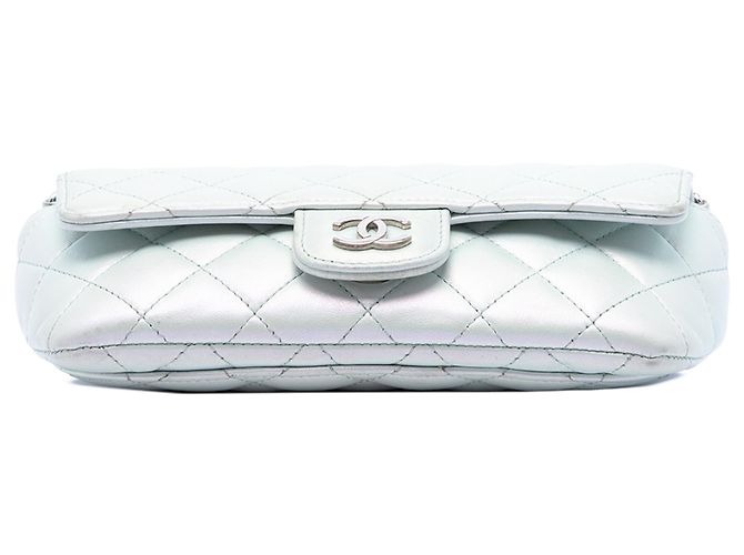 Astuccio per occhiali Chanel Blue CC in agnello trapuntato iridescente con catena Blu chiaro - vista 3