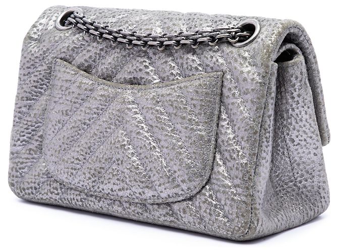 Chanel Reissue 2.55 Double Flap 224 in pelle di vitello testurizzata metallizzata chevron argento - vista 2