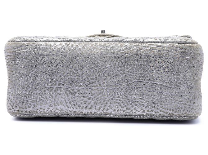 Chanel Reissue 2.55 Double Flap 224 in pelle di vitello testurizzata metallizzata chevron argento - vista 3
