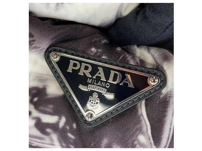 Tote acolchoado estampado em Re Nylon cinza Prada Marrom - vista 6