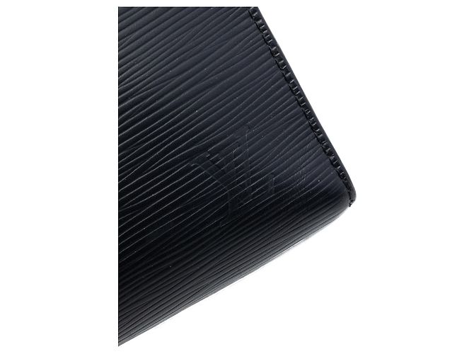 Louis Vuitton Pochette Voyage MM in Epi Monogram Eclipse nero - vista 6
