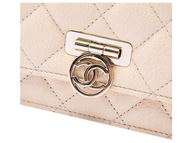 Chanel Beige Round CC gesteppte Kalbsleder Wallet On Chain mit Flip Lock Verschluss - Ansicht 5