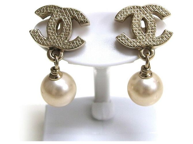 Orecchini Chanel Coco Mark Swing in perle sintetiche Bianco D'oro - vista 2