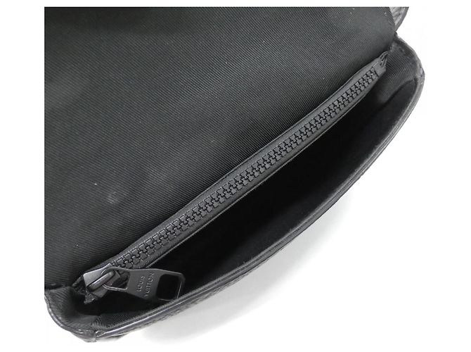 Borsa a tracolla Louis Vuitton Taurillon Monogram S-Lock Nero Monogramma - vista 8
