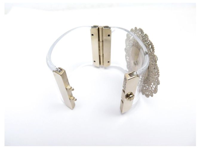 BRACCIALETTO CHANEL MANCHETTE A85987 DEFILE 2015 PLEXIGLASS E Pizzo METALLO LOGO CC Argento - vista 15