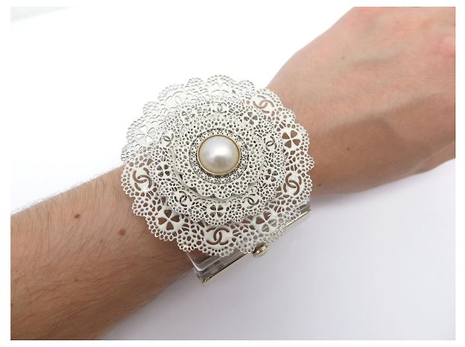 BRACCIALETTO CHANEL MANCHETTE A85987 DEFILE 2015 PLEXIGLASS E Pizzo METALLO LOGO CC Argento - vista 17