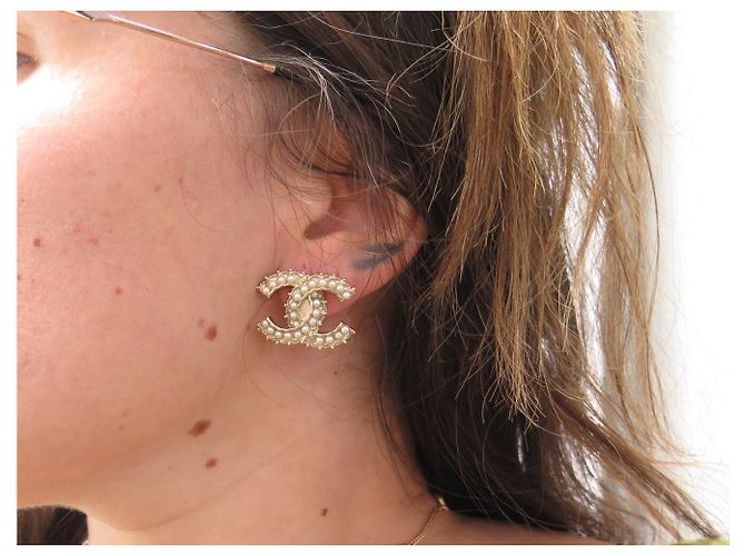 NUOVI ORECCHINI CHANEL LOGO CC & PERLE A64766 NEW GOLDEN EARRINGS D'oro - vista 11