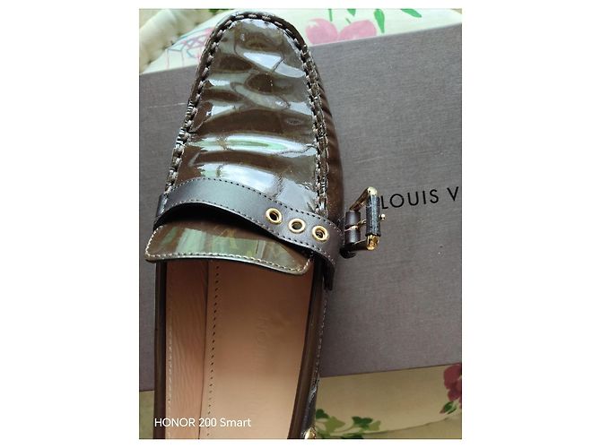 Louis Vuitton Mocassini in pelle vernice marrone - vista 12