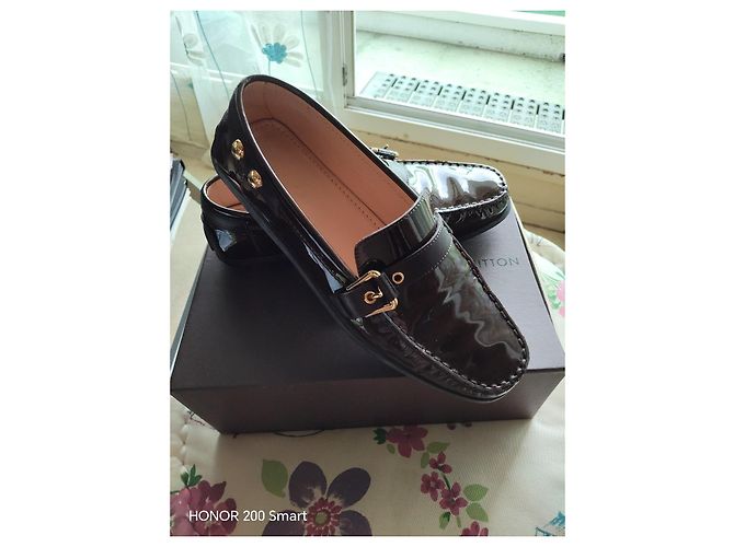 Louis Vuitton Mocassini in pelle vernice marrone - vista 3