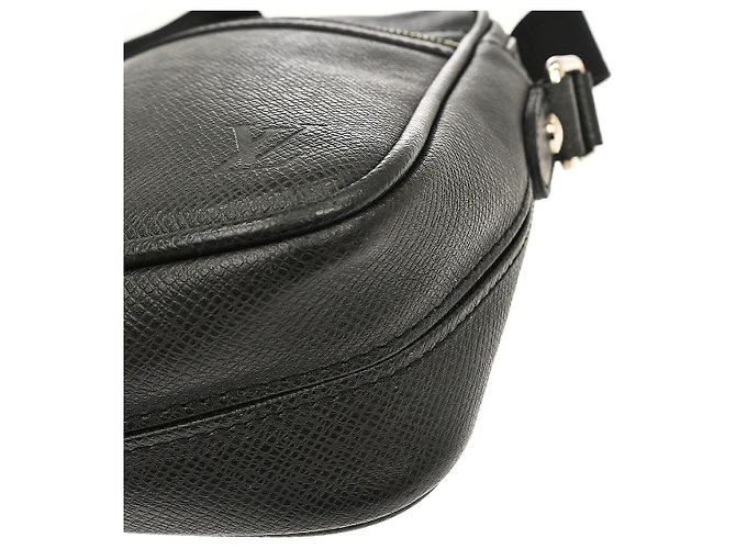 Louis Vuitton Dimitri Messenger Taiga Leather Small Nero - vista 7