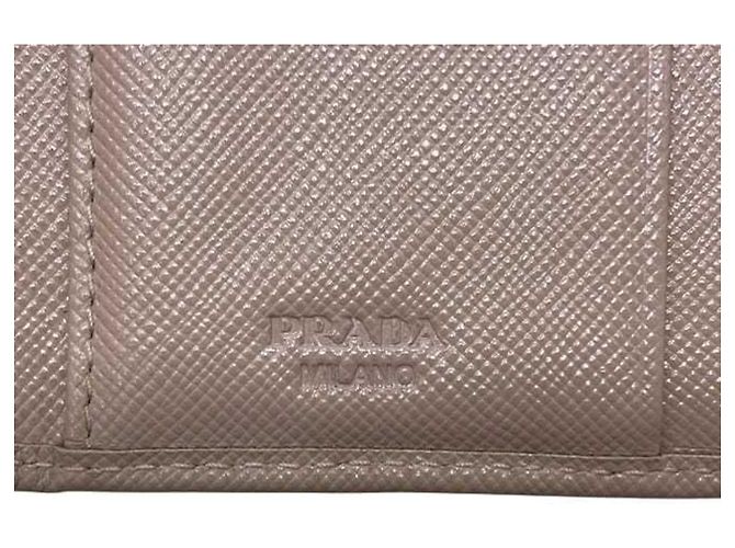 Prada Tri-fold Wallet aus beigefarbenem Saffiano-Leder - Ansicht 9