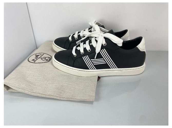 Hermès Sneakers in pelle nera con dettaglio H bianco Nero - vista 2