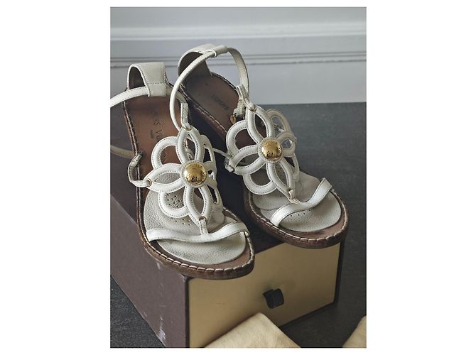 Louis Vuitton Sandali con zeppa in pelle bianca a fiori Bianco - vista 2