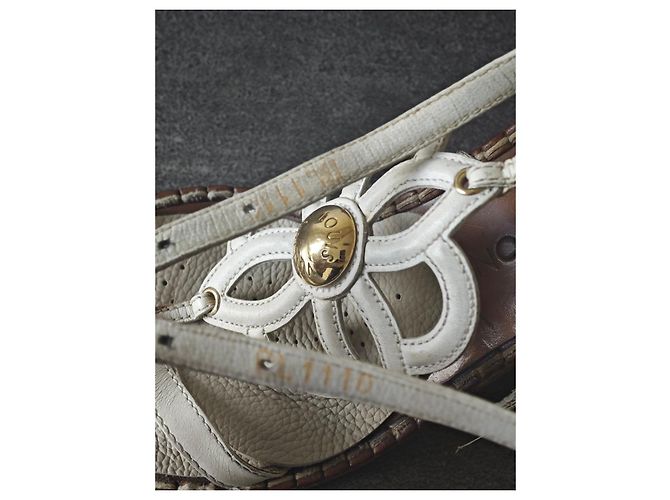 Louis Vuitton Sandali con zeppa in pelle bianca a fiori Bianco - vista 3
