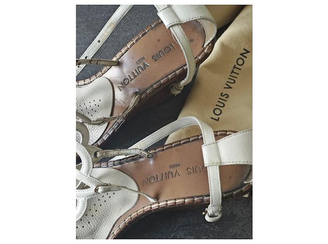 Louis Vuitton Sandali con zeppa in pelle bianca a fiori Bianco - vista 4
