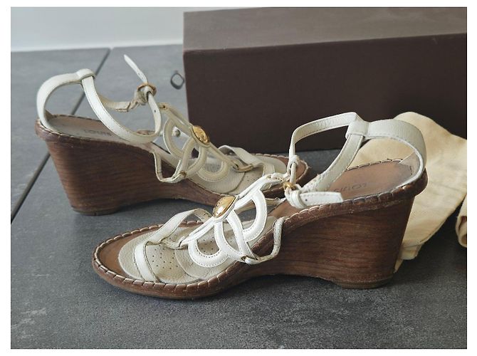 Louis Vuitton Sandali con zeppa in pelle bianca a fiori Bianco - vista 7