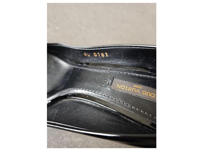Décolleté Louis Vuitton in vernice nera con dettaglio lucchetto Nero - vista 8
