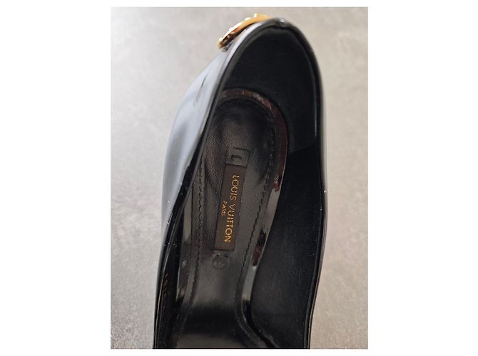 Décolleté Louis Vuitton in vernice nera con dettaglio lucchetto Nero - vista 9