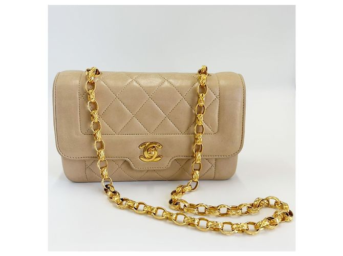 Borsa a tracolla Chanel Matelassé Diana Flap Beige - vista 2