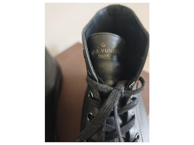 Louis Vuitton Sneakers Alte in Pelle Nera con Patch Nero - vista 3