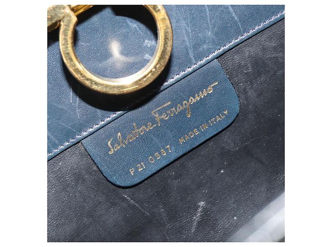 Borsa a tracolla Salvatore Ferragamo Gancini in catena di pelle blu navy e oro Auth ka4772 D'oro - vista 12