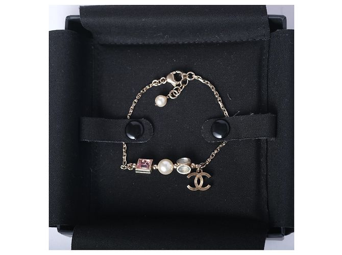 Timeless Chanel Perlenarmband in Mehrfarben mit CC-Logo-Anhänger - Ansicht 2