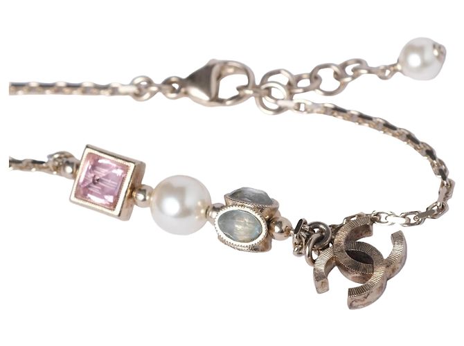 Timeless Chanel Perlenarmband in Mehrfarben mit CC-Logo-Anhänger - Ansicht 5