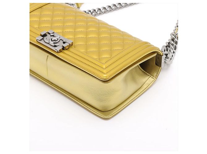Chanel Boy Flap in pelle vernice Old medium (25) D'oro - vista 3