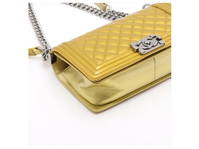 Chanel Boy Flap in pelle vernice Old medium (25) D'oro - vista 4