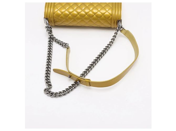 Chanel Boy Flap in pelle vernice Old medium (25) D'oro - vista 5