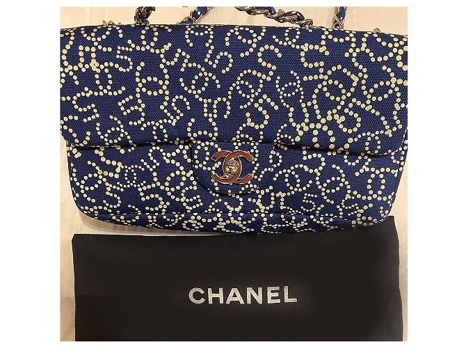 Borsa Chanel Classic Flap blu navy in tessuto Bianco - vista 2
