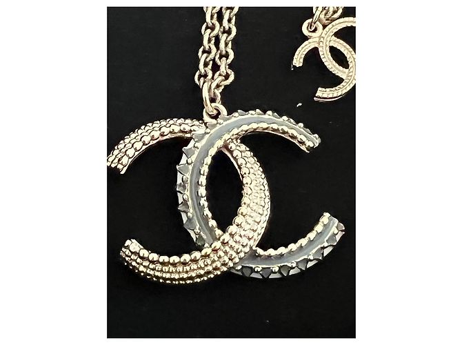 Collar Chanel CC con doble colgante dorado y verde Verde oliva Gold hardware - vista 12