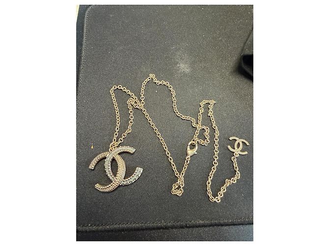 Collar Chanel CC con doble colgante dorado y verde Verde oliva Gold hardware - vista 2