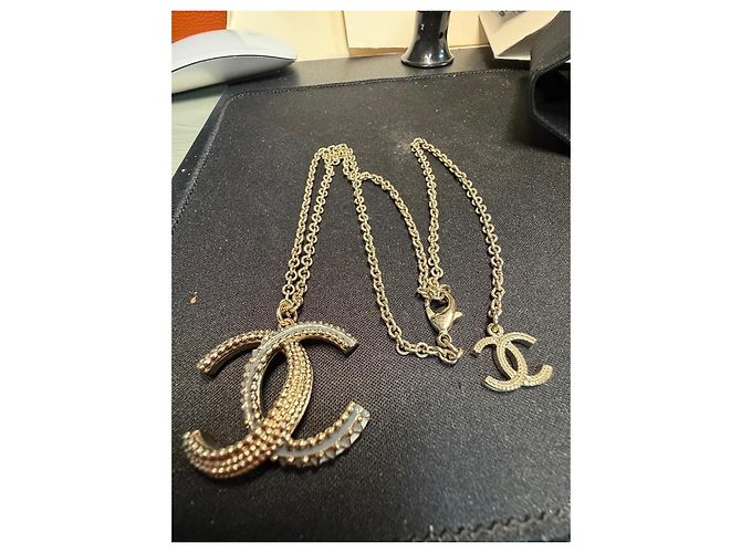 Collar Chanel CC con doble colgante dorado y verde Verde oliva Gold hardware - vista 3