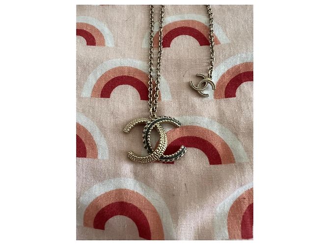 Collar Chanel CC con doble colgante dorado y verde Verde oliva Gold hardware - vista 6