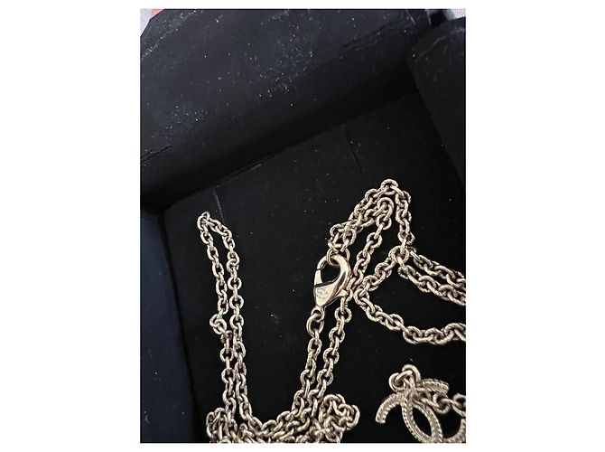 Collar Chanel CC con doble colgante dorado y verde Verde oliva Gold hardware - vista 7