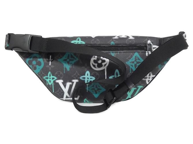 Borsa a tracolla Louis Vuitton Discovery Bumbag Monogram Eclipse Nero - vista 2