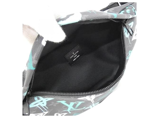 Borsa a tracolla Louis Vuitton Discovery Bumbag Monogram Eclipse Nero - vista 5