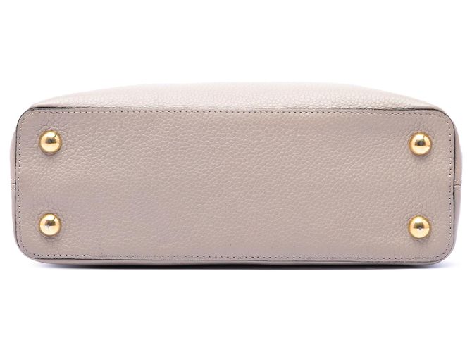 Louis Vuitton Marrón Taurillon Capucines MM Castaño Carne - vista 3