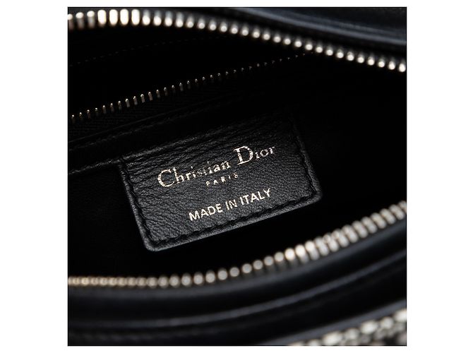 Lady Dior aus schwarzem Kalbsleder mit Microcannage-Mesh-Patches, Größe Medium - Ansicht 5